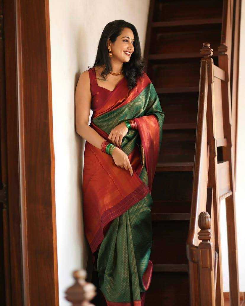 Green Traditional & Breathable Organic Banarasi Lichi Silk Saree